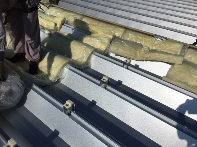 屋根材の音鳴り低減断熱金具を採用。